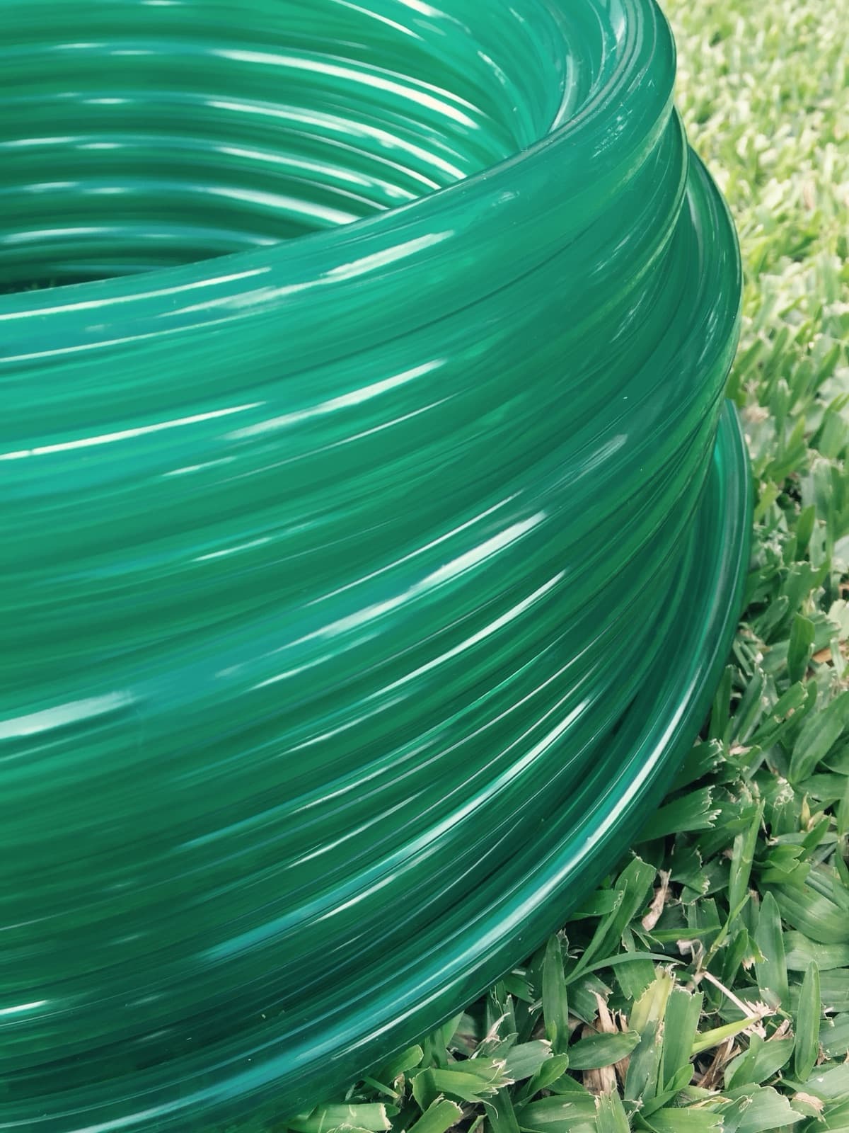 Rollo de manguera verde para riego