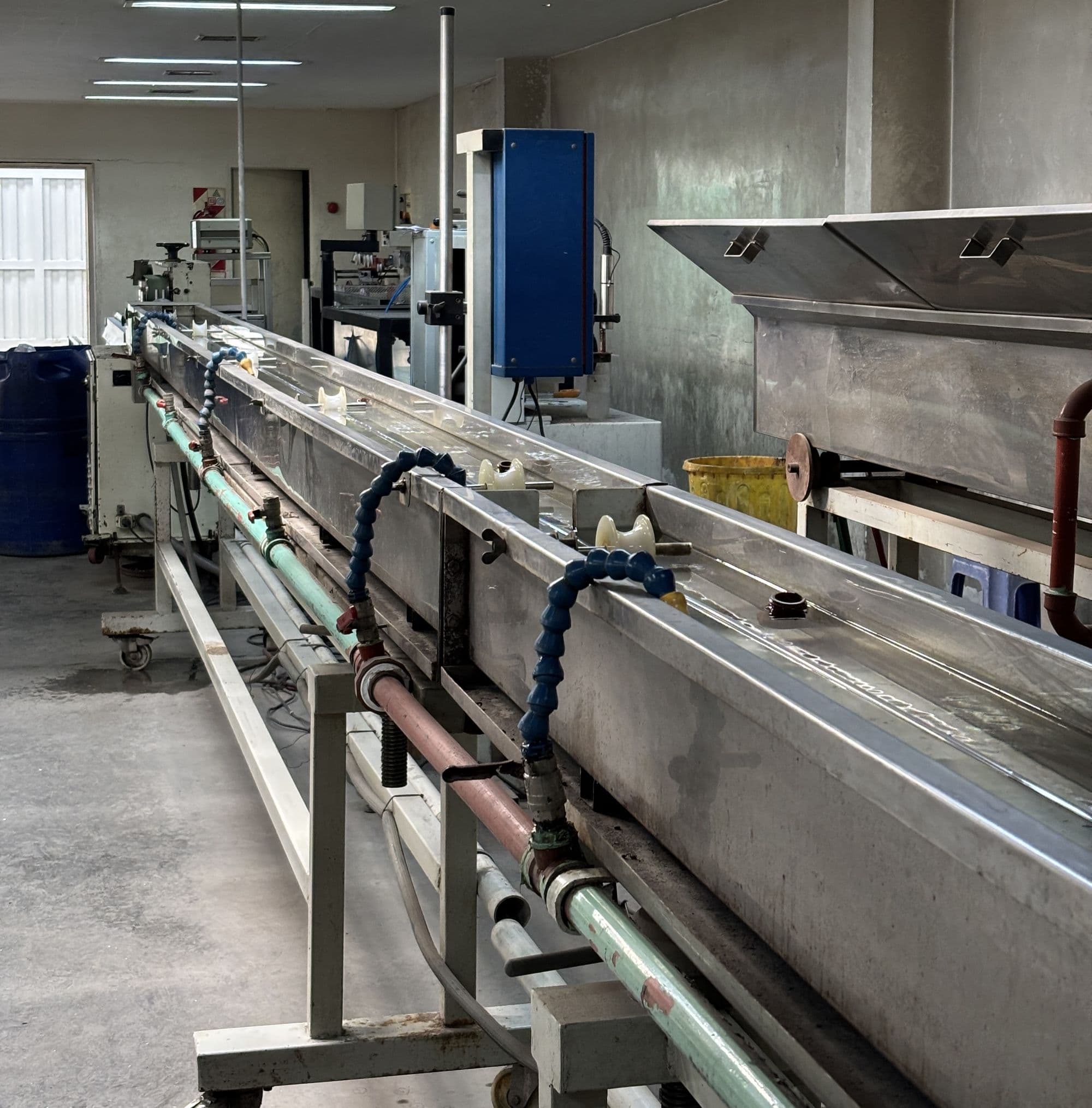 Línea de extrusión con baño de enfriamiento en planta
