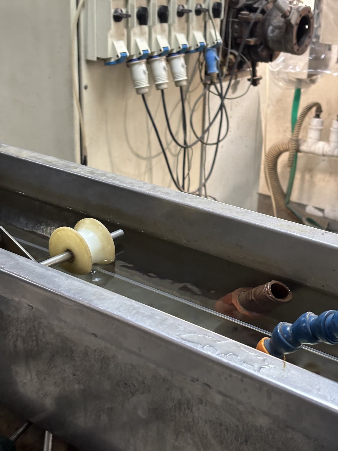 Línea de extrusión con baño de enfriamiento en planta